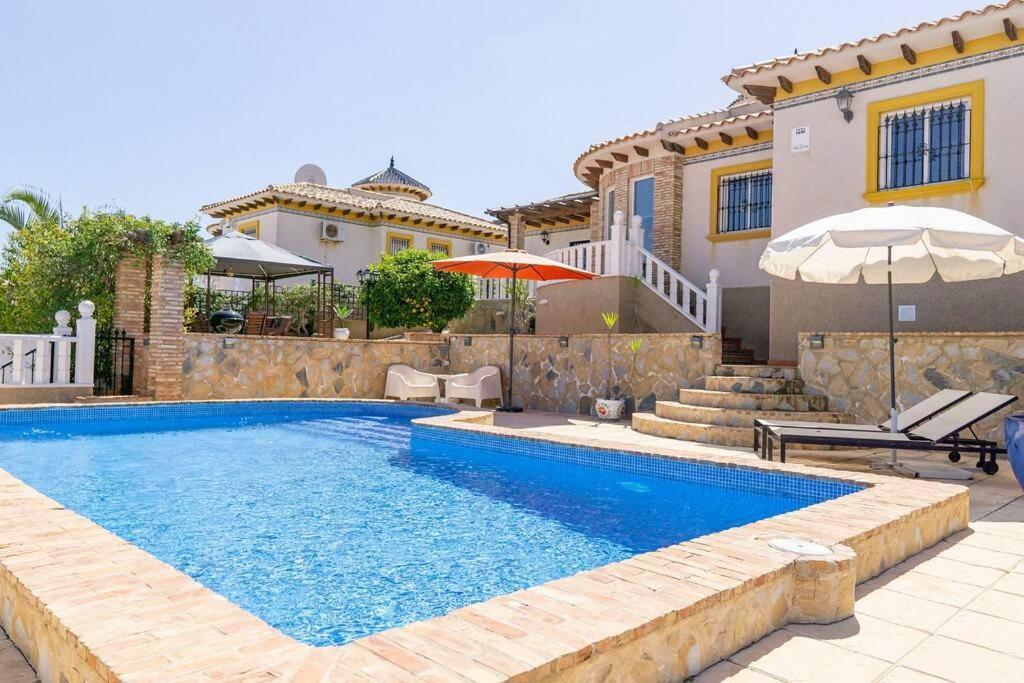 Casa Lilly-Rose: Villa Near Villamartin Plaza & Golf Exterior photo