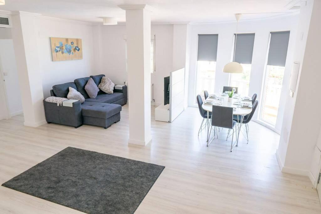 Casa Lilly-Rose: Villa Near Villamartin Plaza & Golf Exterior photo