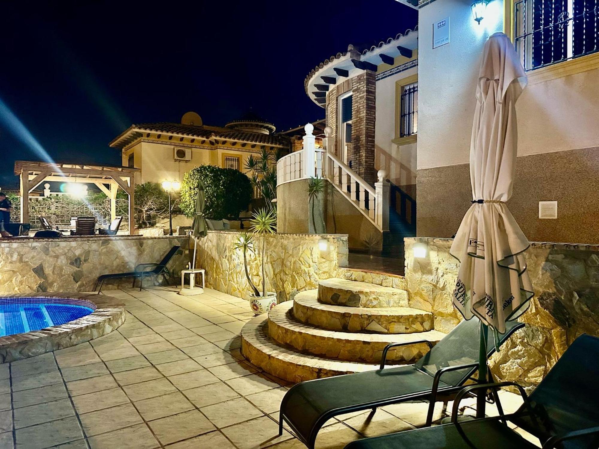 Casa Lilly-Rose: Villa Near Villamartin Plaza & Golf Exterior photo